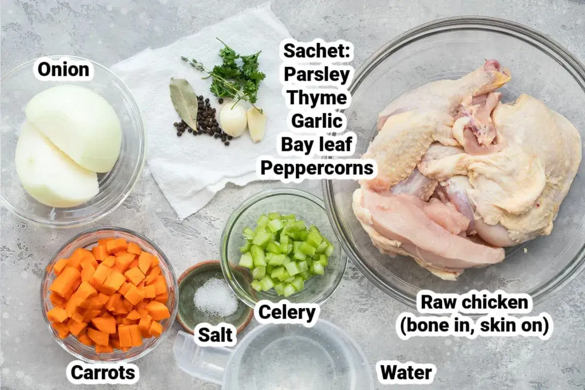 Ingrédients pour comment faire un bouillon de volaille : poulet cru, oignon, carottes, céleri, sel, eau et aromates (persil, thym, ail, laurier, poivre).