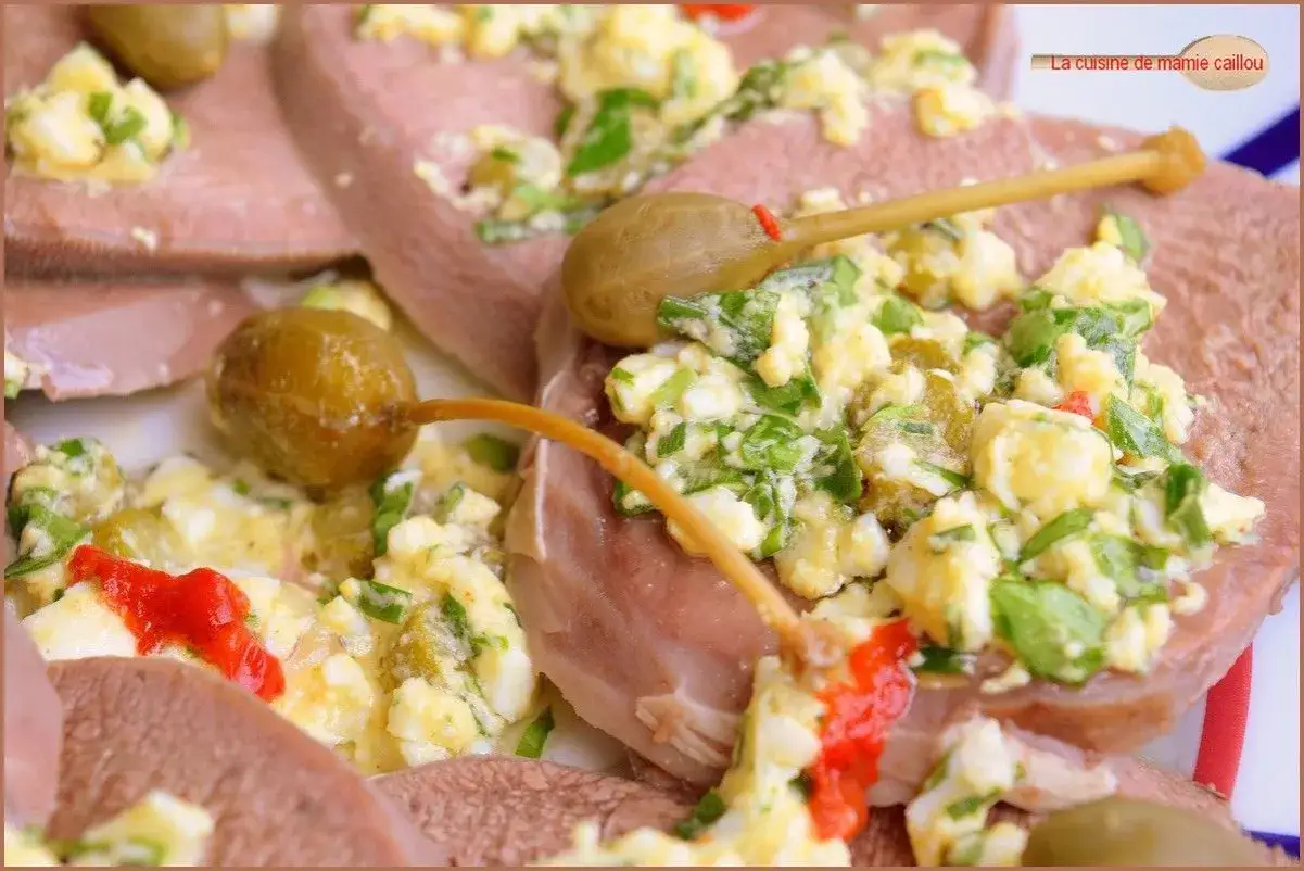 Langue de veau cuisson : fines tranches garnies d'une salade d'œufs, câpres et persil, avec des olives. Un délice !