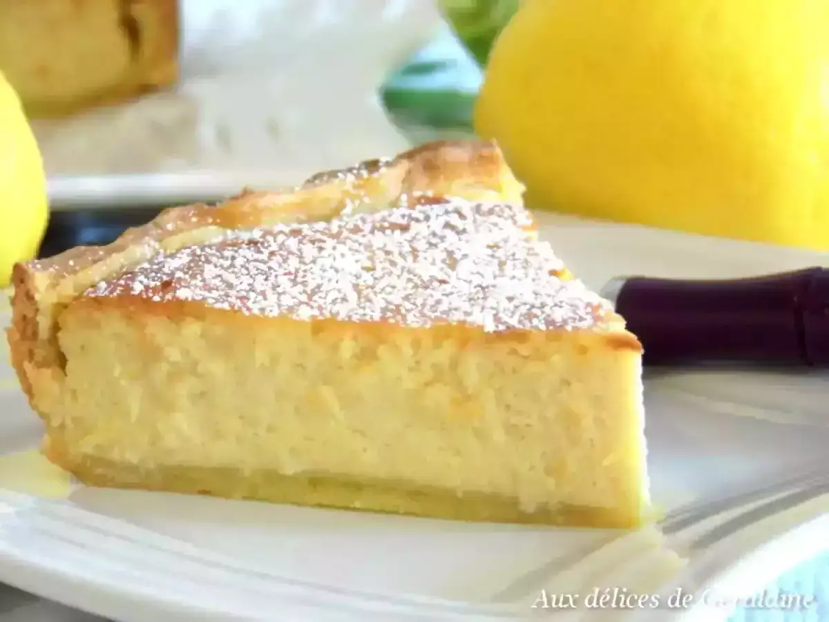 Tranche de cheesecake ricotta citron, saupoudrée de sucre glace. Une part crémeuse et acidulée, prête à être dégustée.