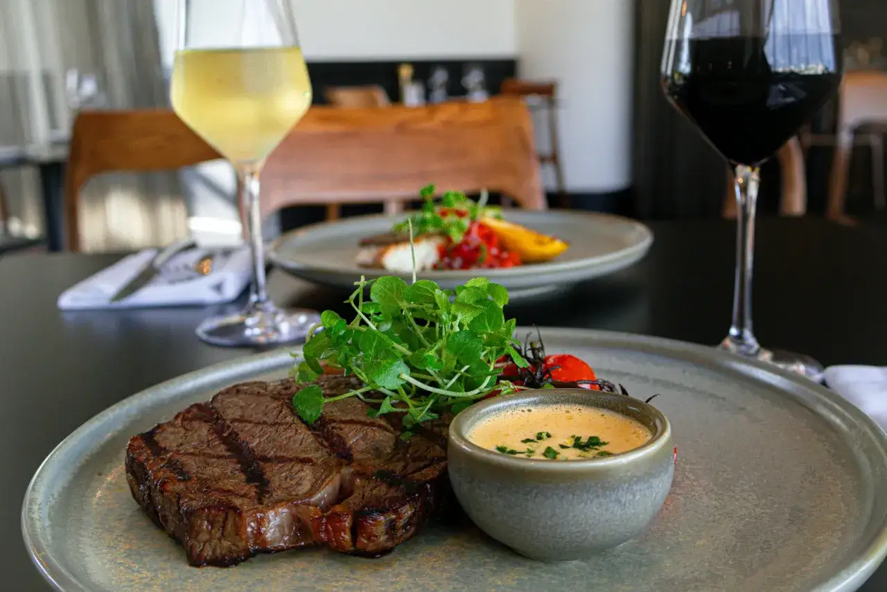 Un savoureux steak grill&eacute;, garni de cresson et servi avec une sauce cr&eacute;meuse. Un accompagnement viande rouge parfait pour un repas d'exception.