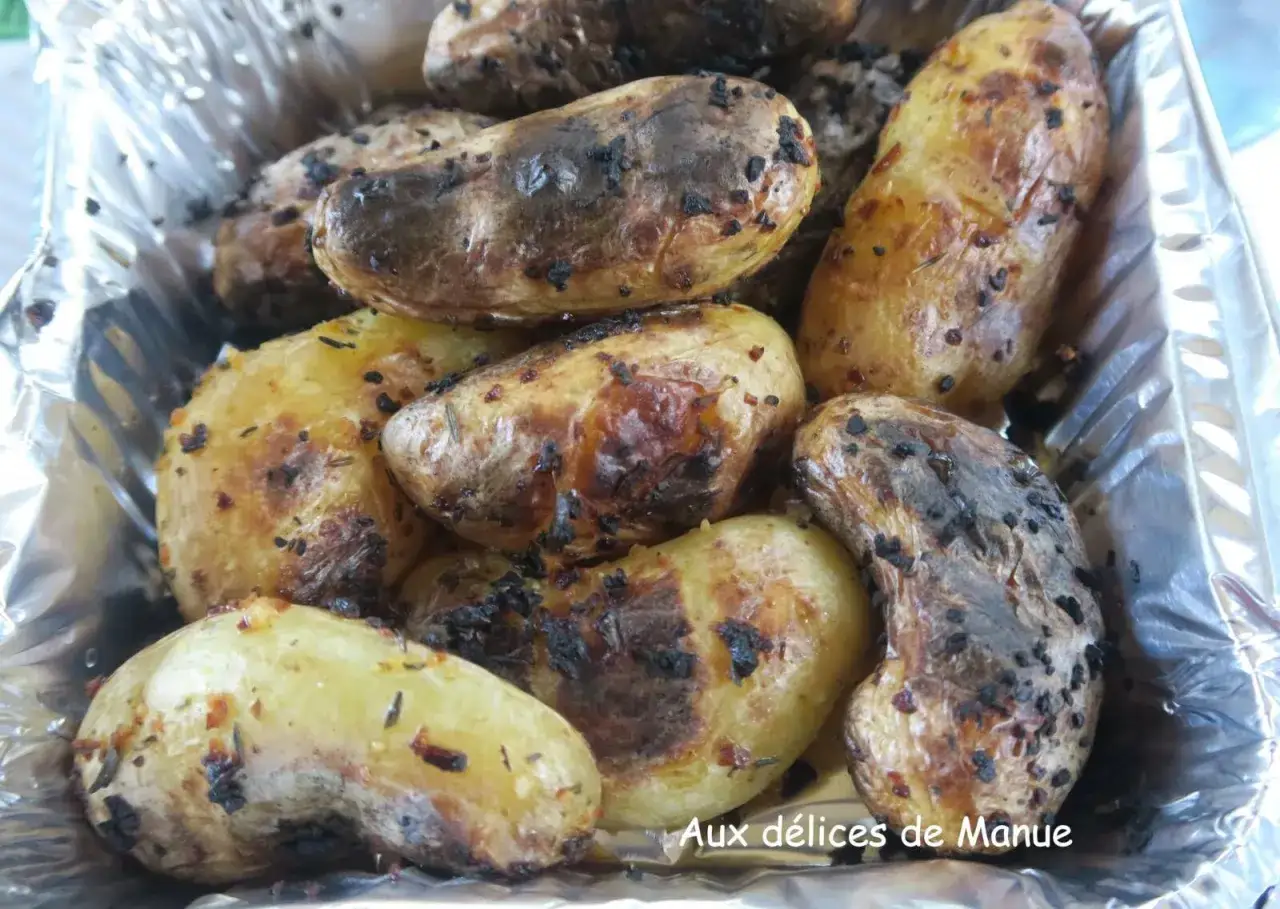 Pommes de terre nouvelles dor&eacute;es et l&eacute;g&egrave;rement grill&eacute;es, pr&ecirc;tes pour la cuisson. Un d&eacute;lice simple et savoureux.