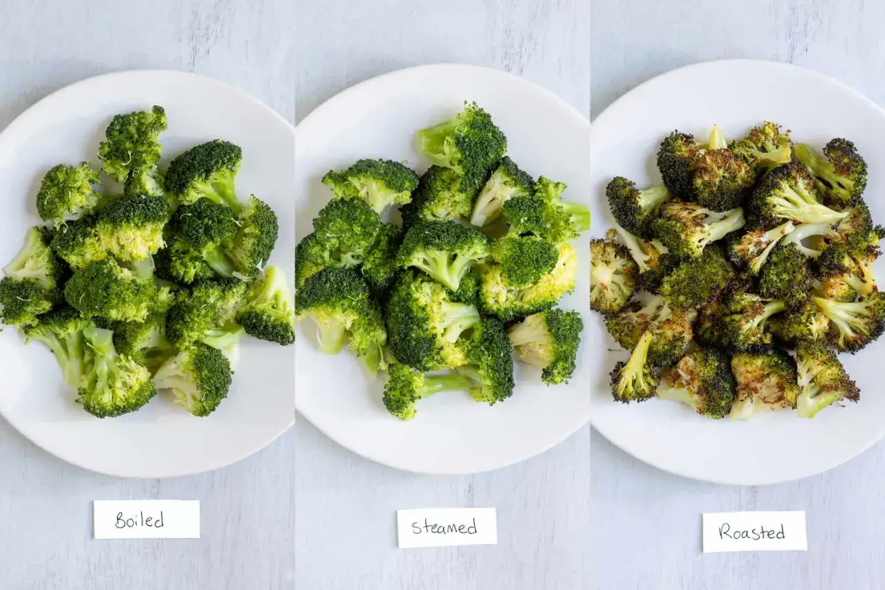Trois assiettes de brocolis : bouilli, vapeur et rôti. La cuisson brocolis révèle des textures et couleurs différentes.