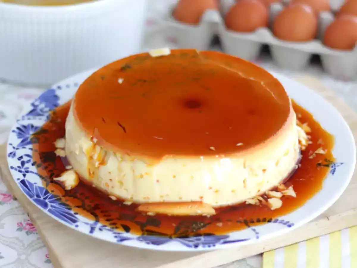 Un délicieux flan aux œufs, nappé de caramel ambré, prêt à être dégusté.
