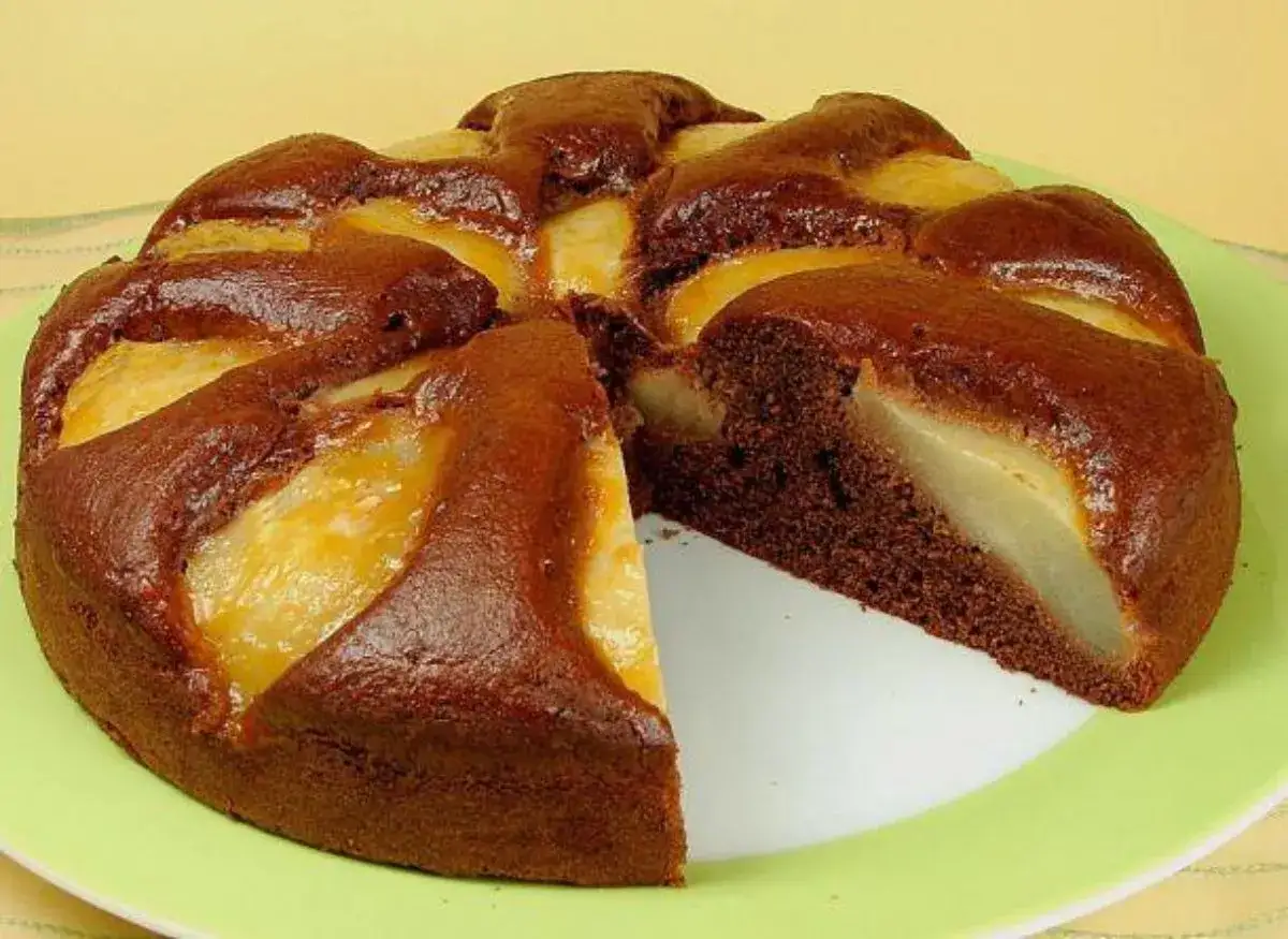 Gâteau poire chocolat, un délice moelleux avec des morceaux de poire fondants.