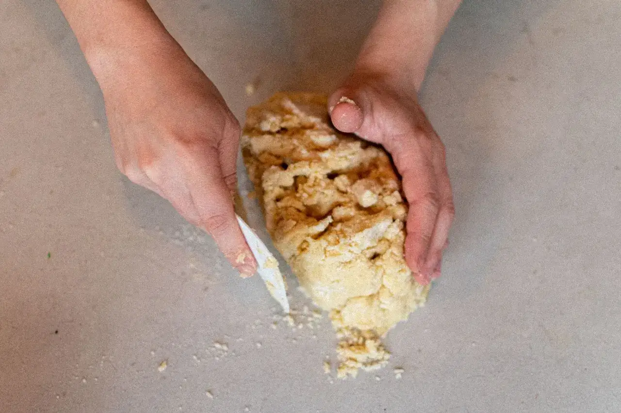 Mains travaillant la pâte à tarte, préparant différentes pâtes pour des desserts variés.