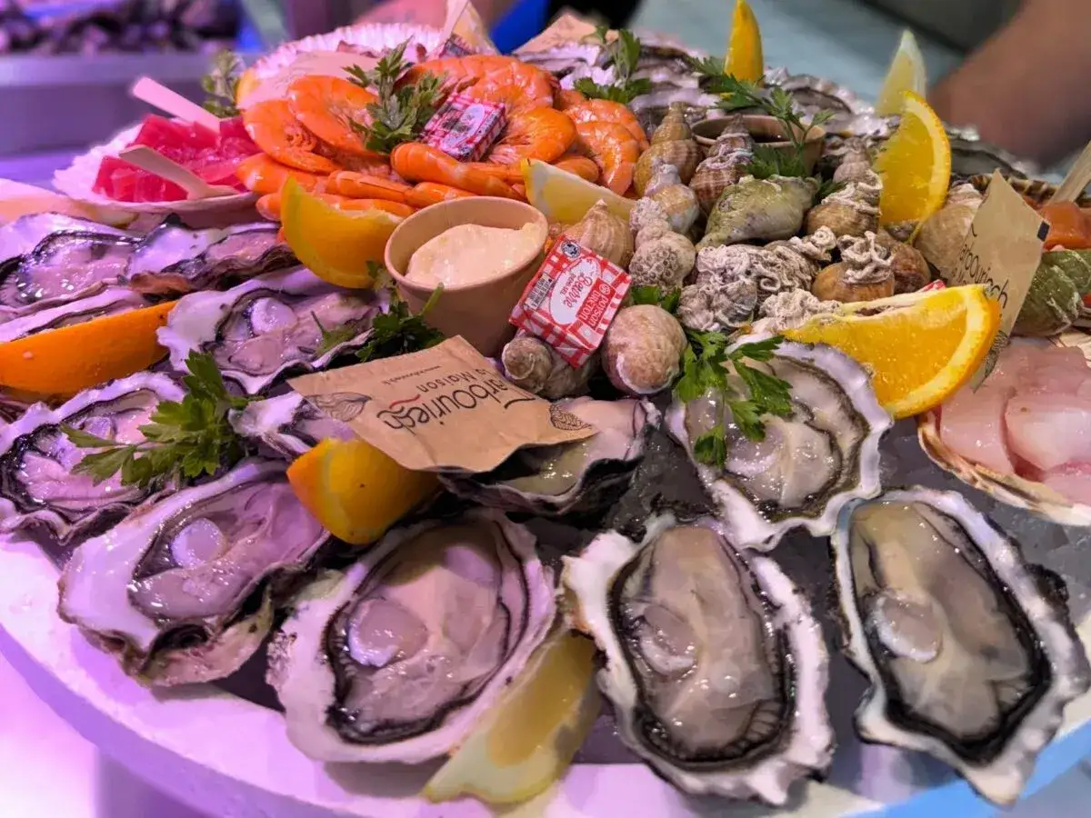 Plateau de fruits de mer frais avec huîtres, crevettes, coquillages et saumon, accompagné d'une sauce pour fruits de mer facile.