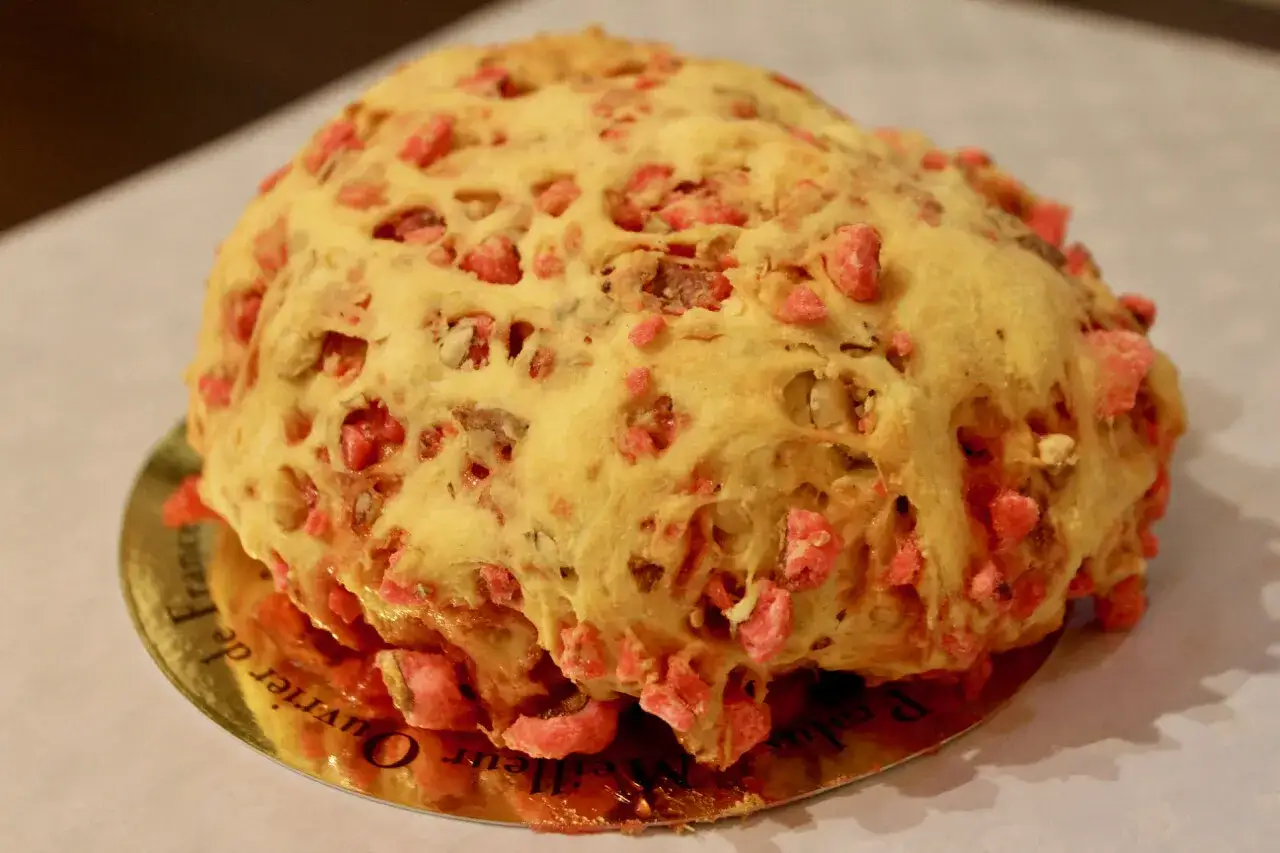 Brioche praline rose, une création gourmande signée Cyril Lignac, avec ses éclats rosés croquants.