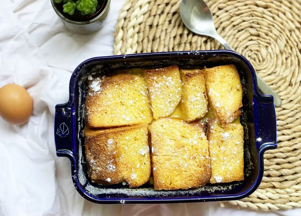 Un d&eacute;licieux pain perdu au four, dor&eacute; et saupoudr&eacute; de sucre glace, pr&ecirc;t &agrave; &ecirc;tre d&eacute;gust&eacute;.