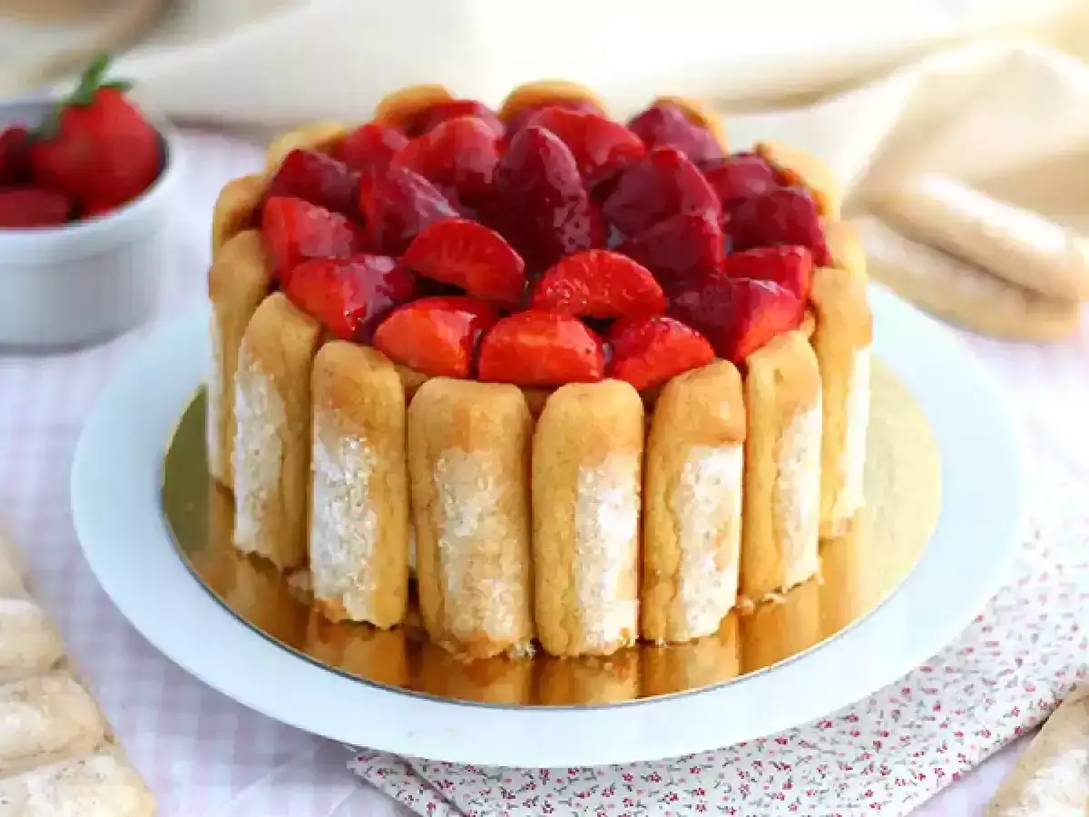 Charlotte aux fraises inratable, un délice de biscuits à la cuillère et fruits rouges frais, prêt à être dégusté.
