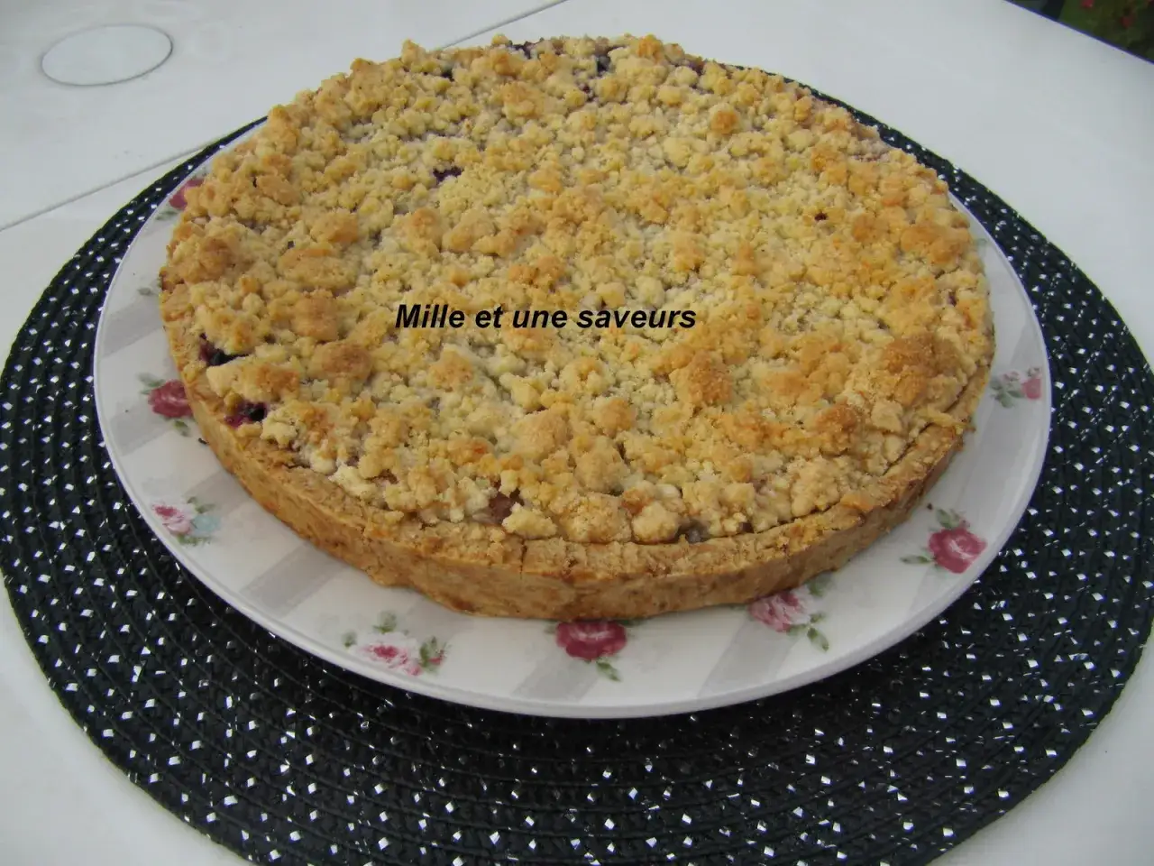 Tarte crumble aux fruits rouges, une recette avec rhubarbe et fruits rouges, prête à être dégustée.
