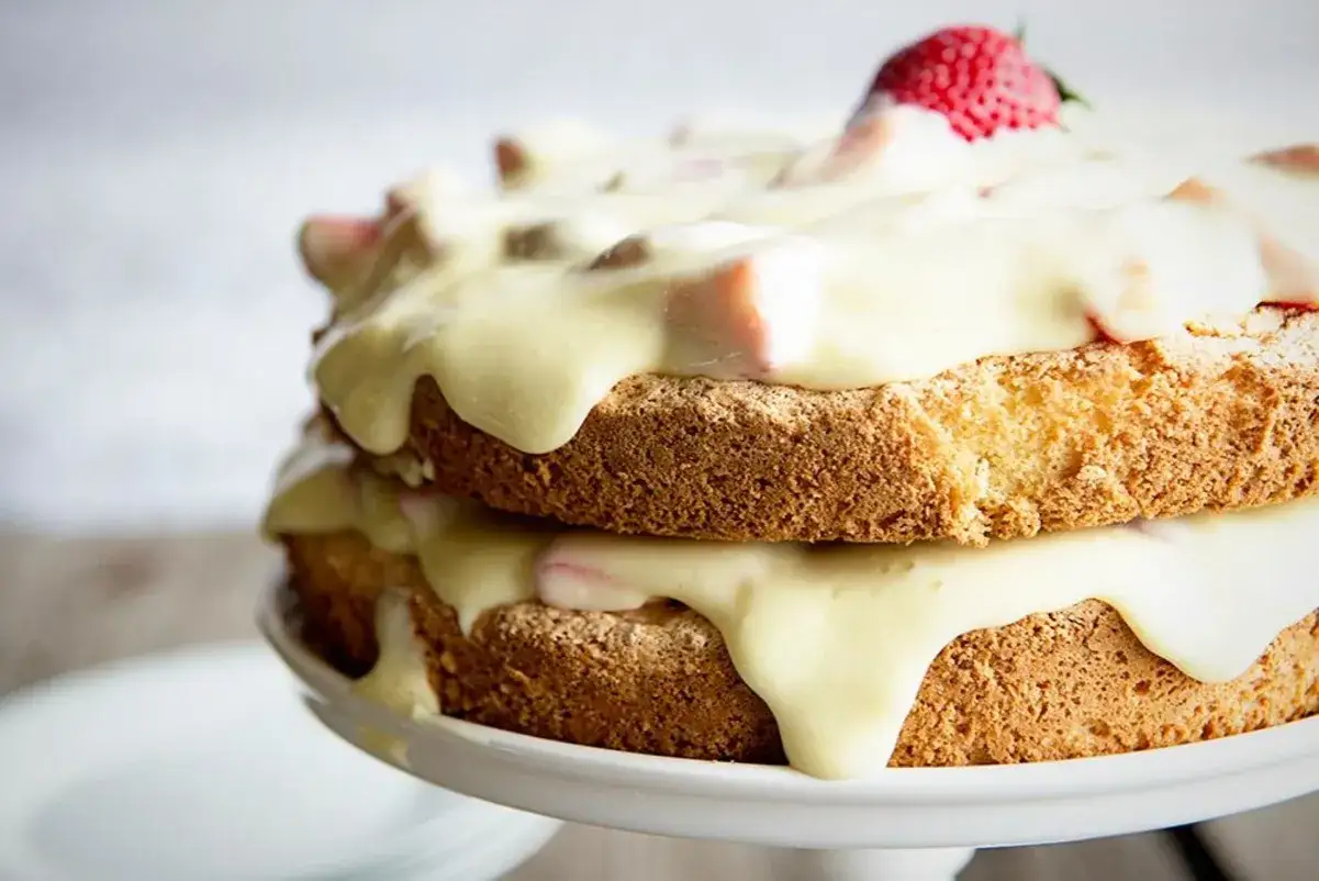 Gâteau génoise à la crème et aux fraises, une recette simple et délicieuse pour un dessert léger et aérien.