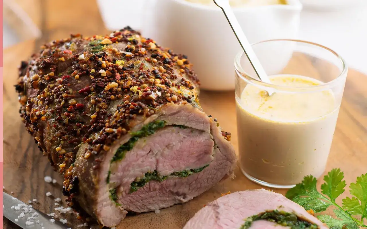 Épaule d'agneau au four, tendre et juteuse, enrobée d'épices et de herbes, servie avec une sauce crémeuse.