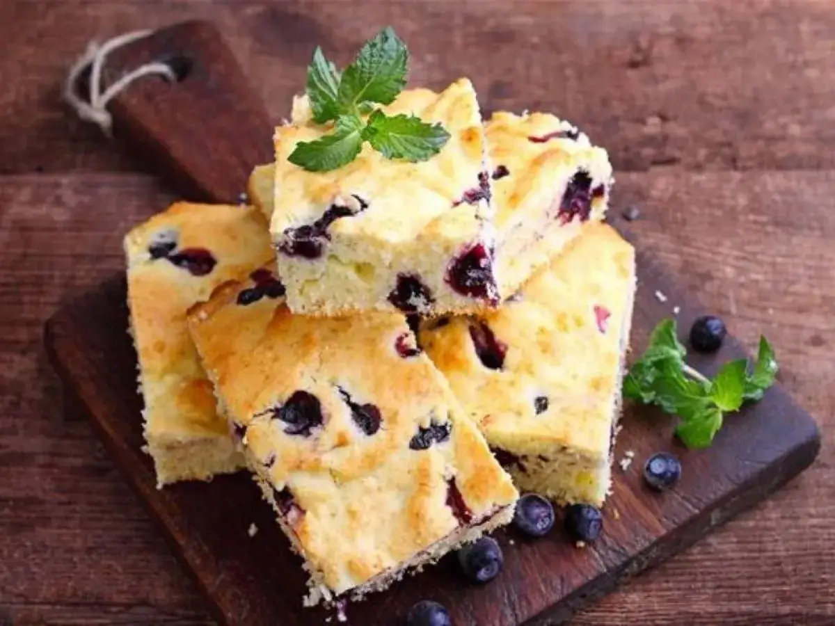 Gâteau aux myrtilles, parfait pour une recette gâteau bébé 1 an. Doux et fruité, idéal pour les petites mains.