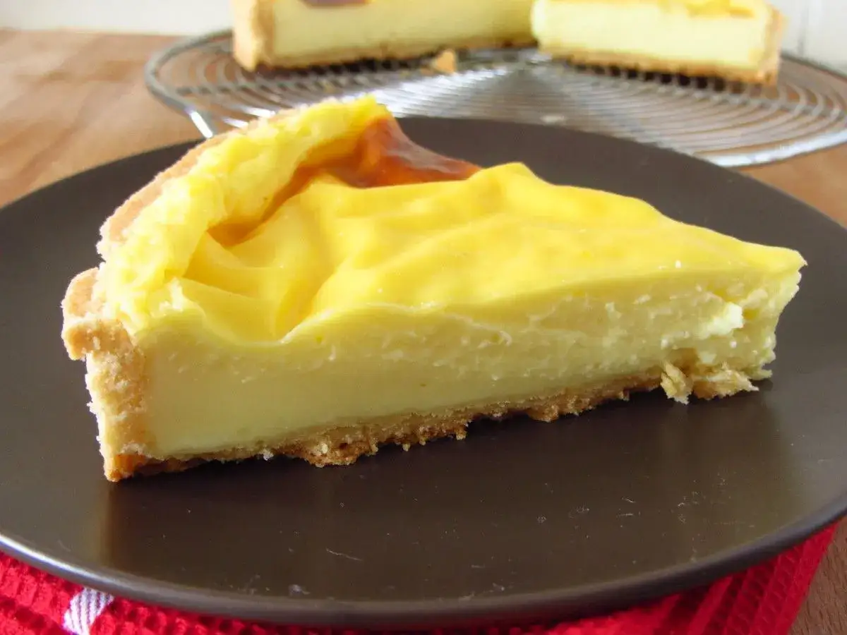 Une part de tarte onctueuse avec une crème pâtissière dorée. Parfait pour une recette crème pâtissière pour tarte réussie.
