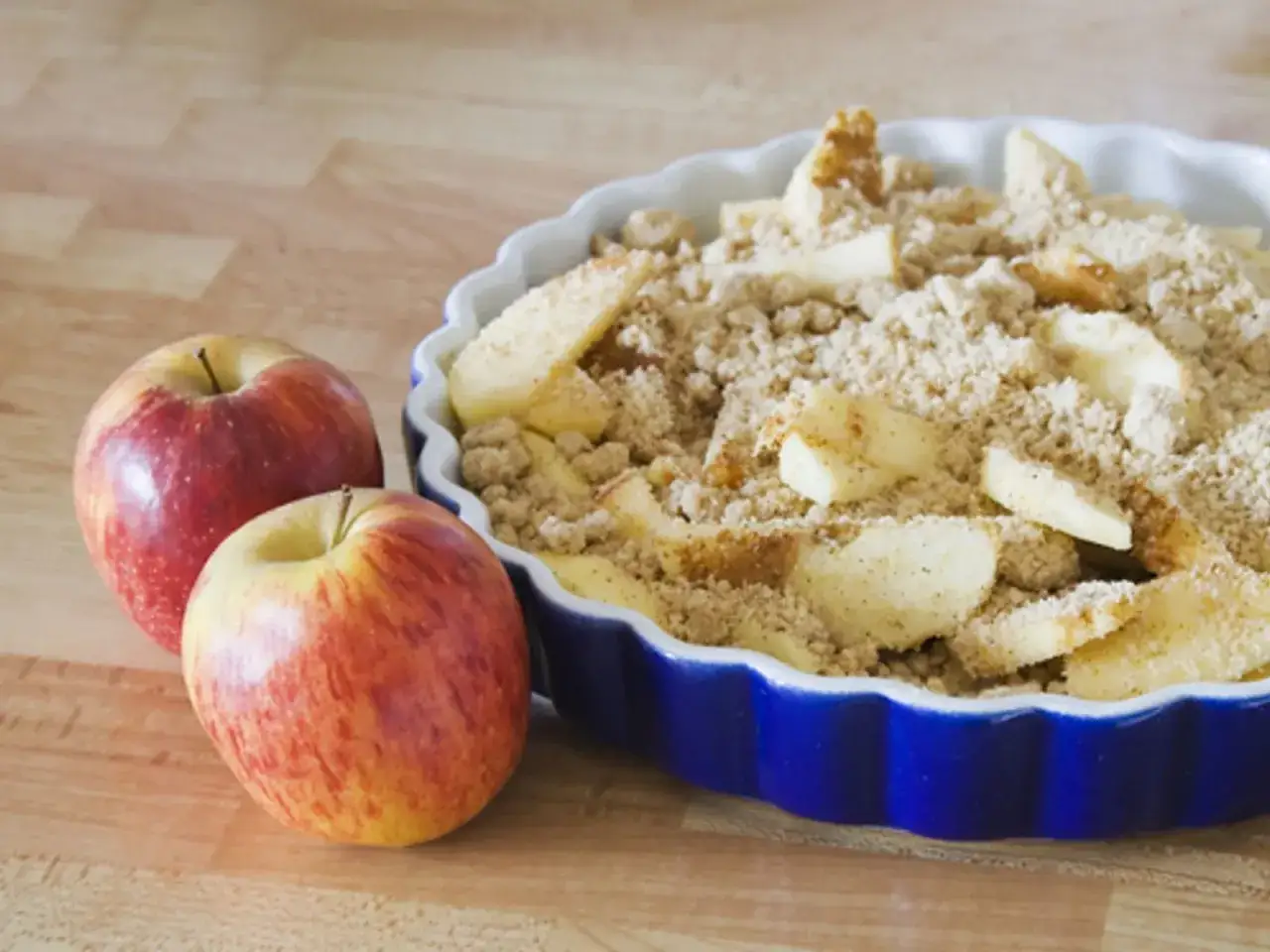 Tarte aux pommes recette de maman : des pommes fraîches et une tarte prête à cuire, promesse d'un délice maison.