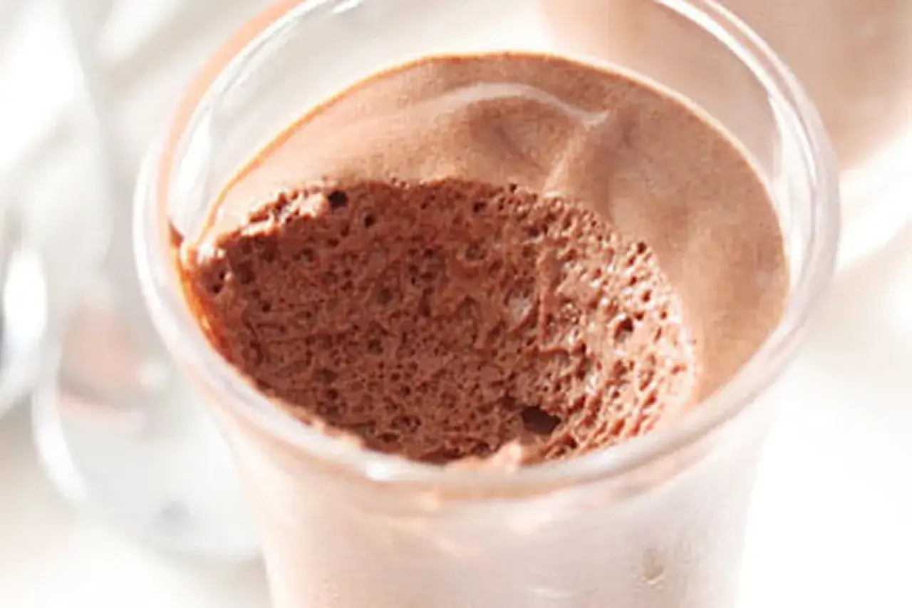Une délicieuse mousse au chocolat, digne d'une création de Pierre Hermé, dans un verre.