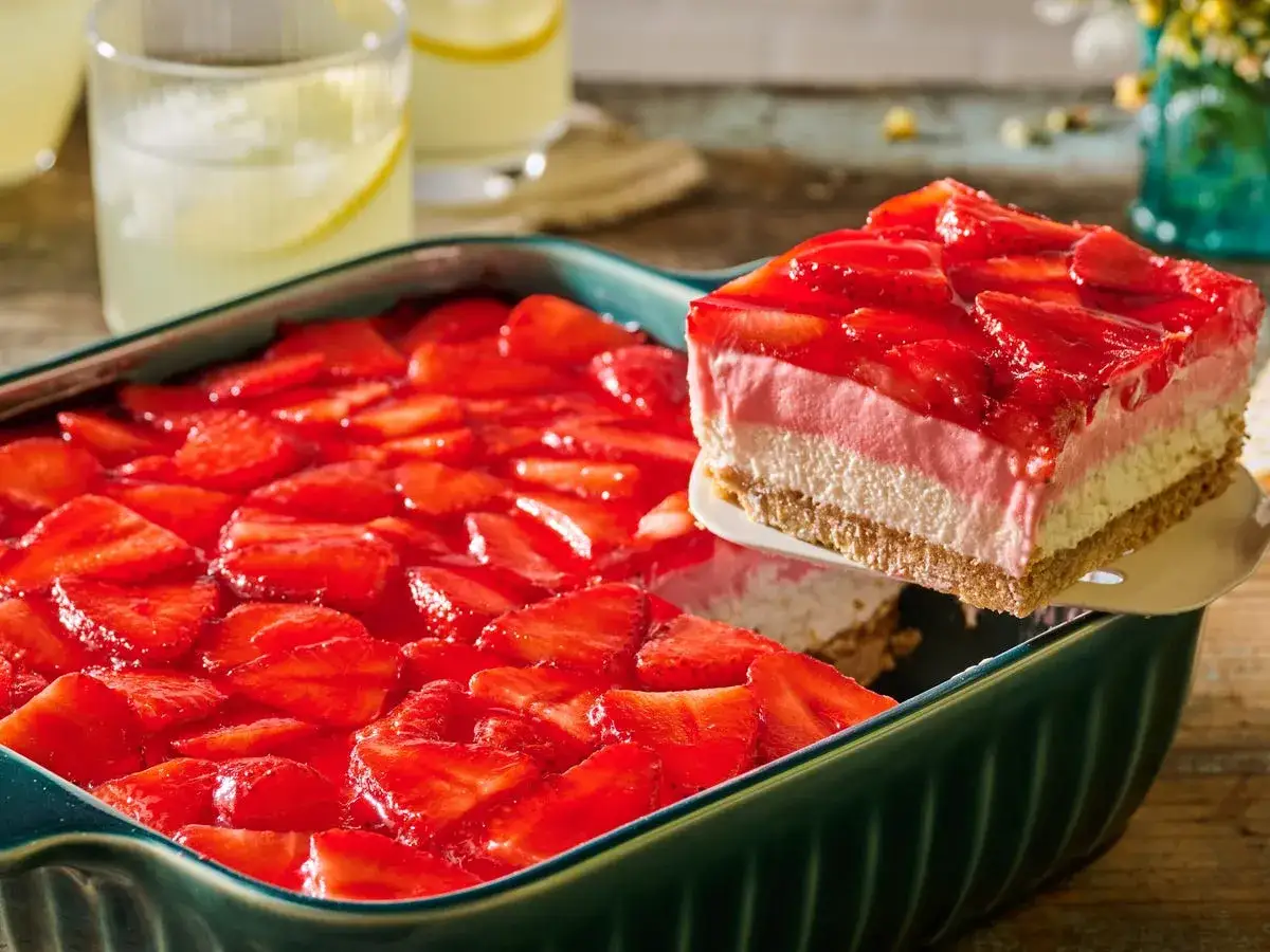 Un délicieux dessert fraise, avec une part généreuse de ce gâteau crémeux aux fruits rouges, prêt à être dégusté.