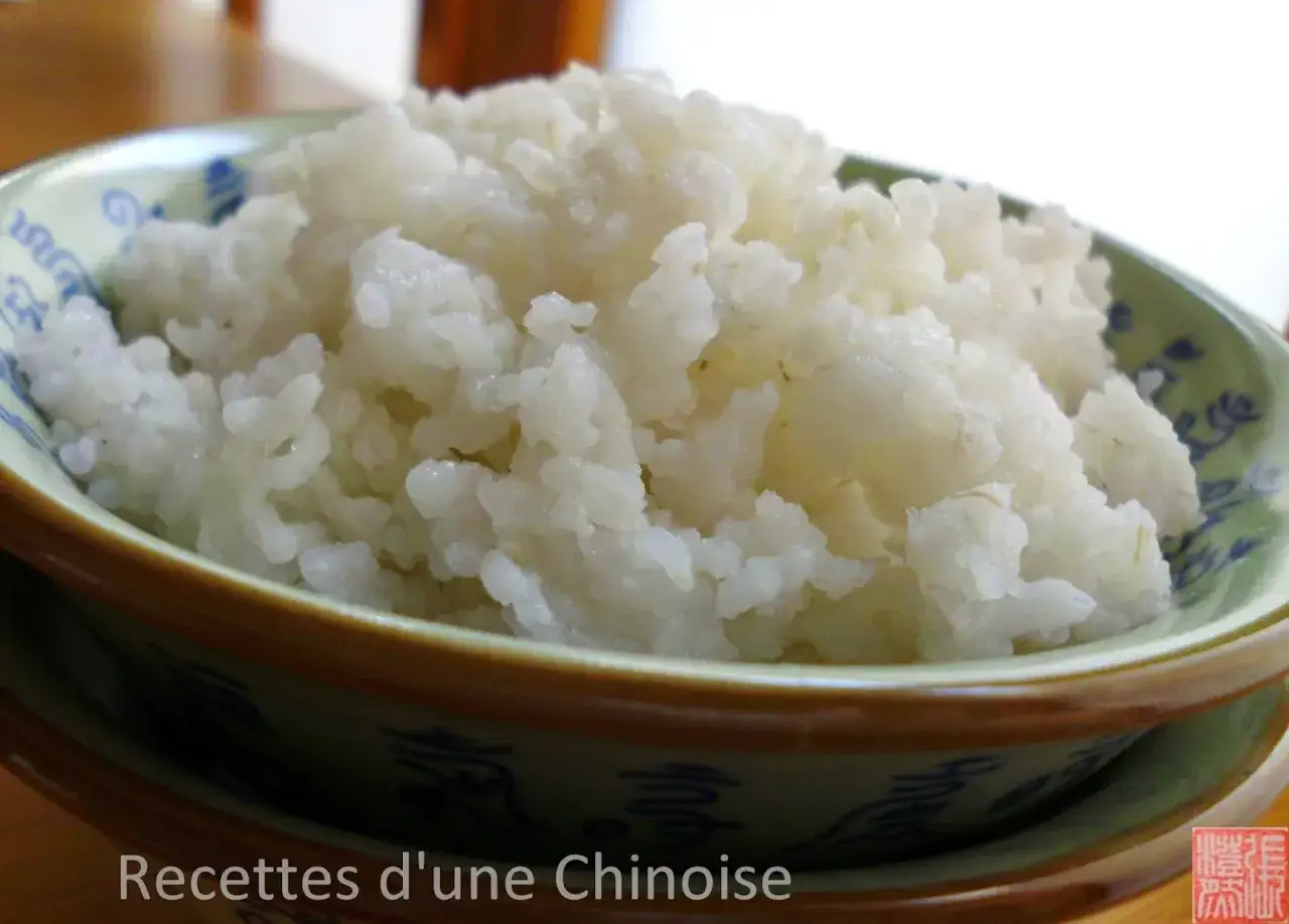 Un bol de riz rond, parfaitement cuit, prêt à accompagner un plat asiatique. La cuisson du riz rond est essentielle pour obtenir cette texture.