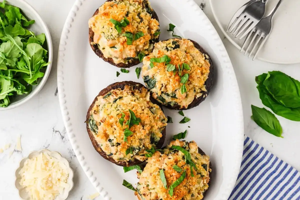 Champignons portobellos farcis au four, garniture cr&eacute;meuse et chapelure dor&eacute;e. Une d&eacute;licieuse recette de champignons farcis au four, pr&ecirc;te &agrave; &ecirc;tre d&eacute;gust&eacute;e.