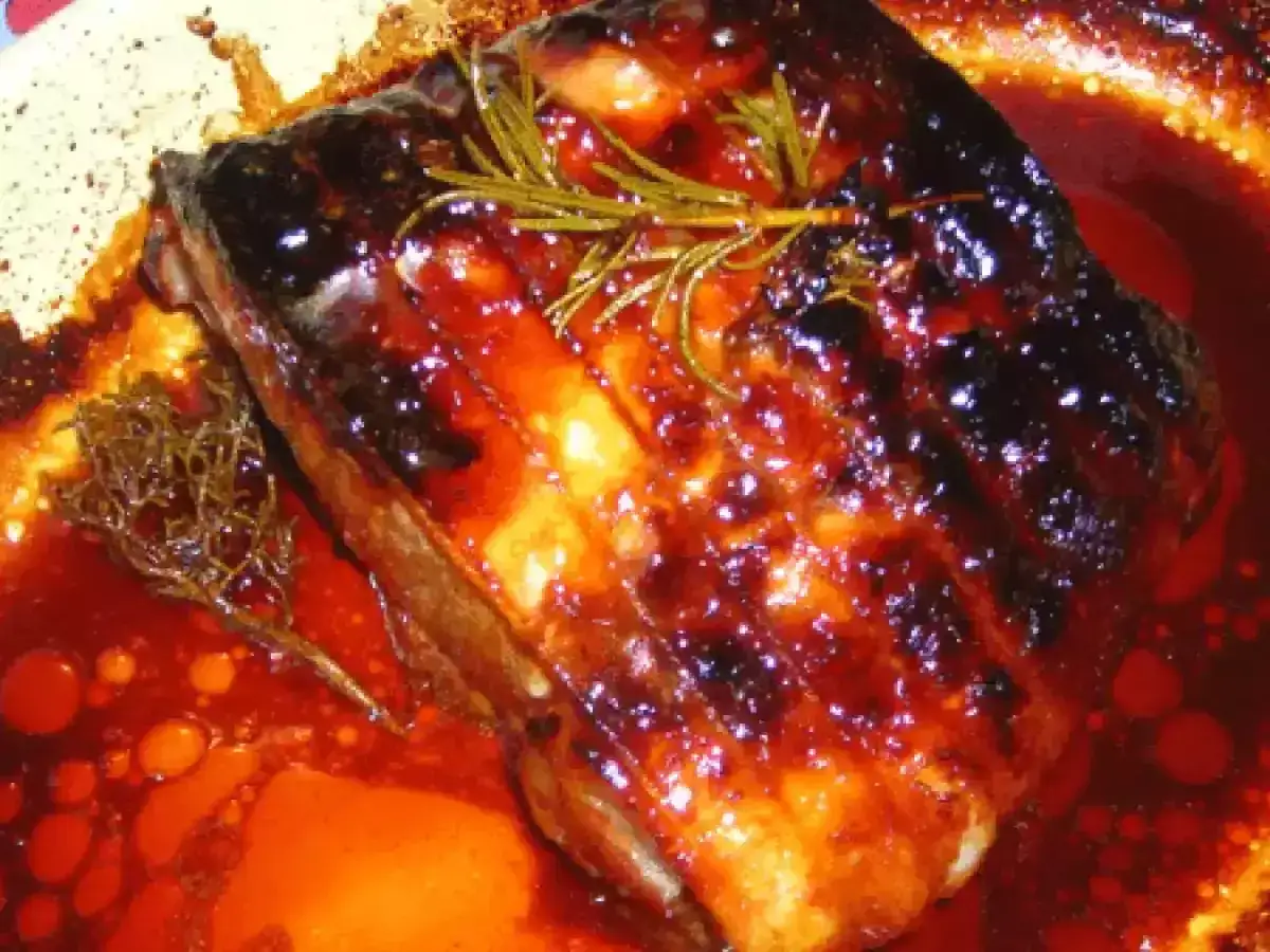 Un d&eacute;licieux r&ocirc;ti de porc au miel au four, la cro&ucirc;te caram&eacute;lis&eacute;e et brillante, garni de romarin frais.