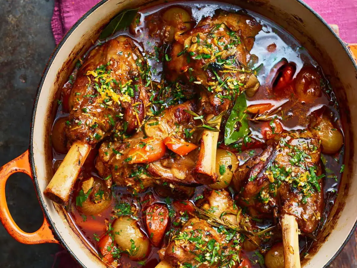 Cuisson rosbeef cocotte : des jarrets de bœuf mijotent dans une sauce riche avec des oignons, des carottes et des herbes.