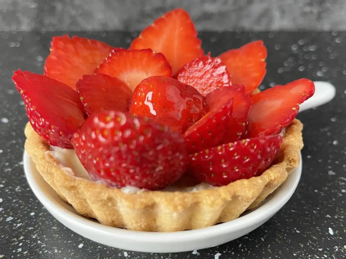 Délicieuse tartelette fraise garnie de fruits rouges frais et d'une crème onctueuse. Un vrai régal pour les yeux et les papilles.