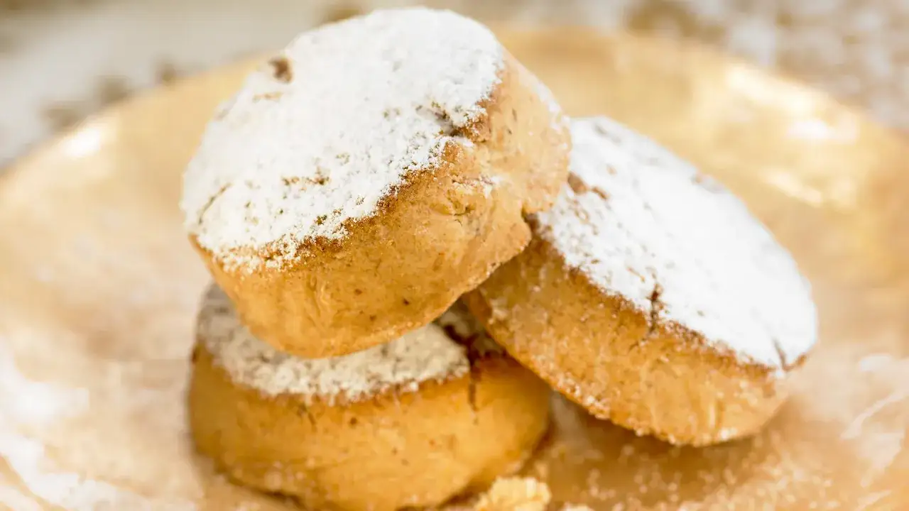 Délicieux biscuits à la poudre d'amande, saupoudrés de sucre glace. Parfaits pour accompagner un café ou un thé.