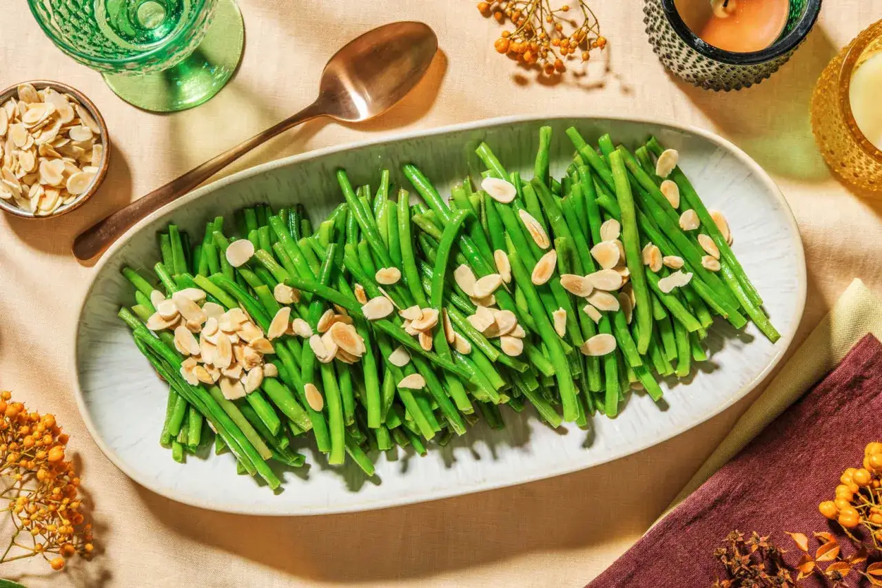 Haricots verts frais, parfaits pour la cuisson, garnis d'amandes effilées. Un plat simple et savoureux.