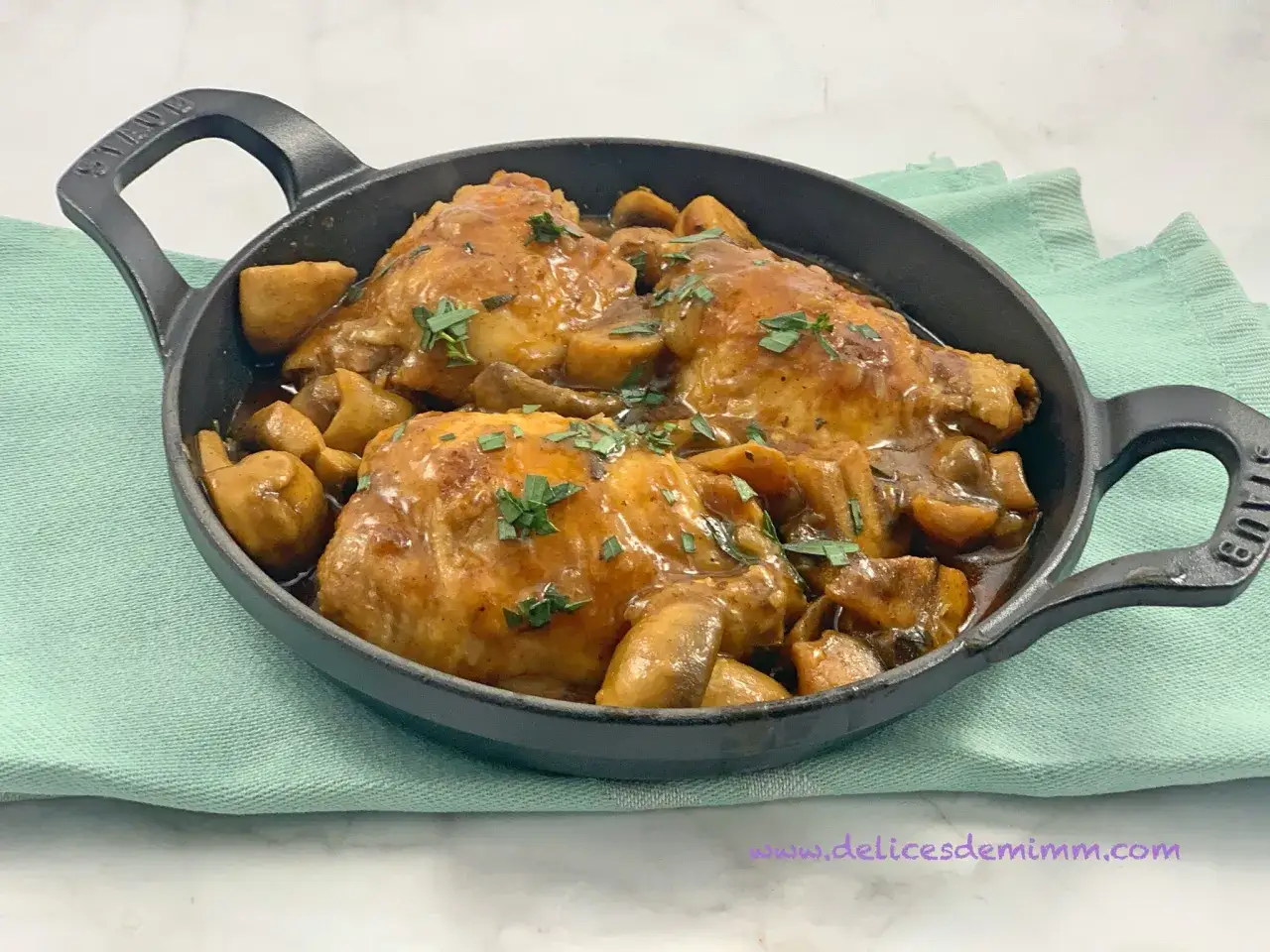 D&eacute;licieuse cuisse de poulet cookeo, mijot&eacute;e avec des champignons dans une sauce onctueuse, garnie de persil frais.