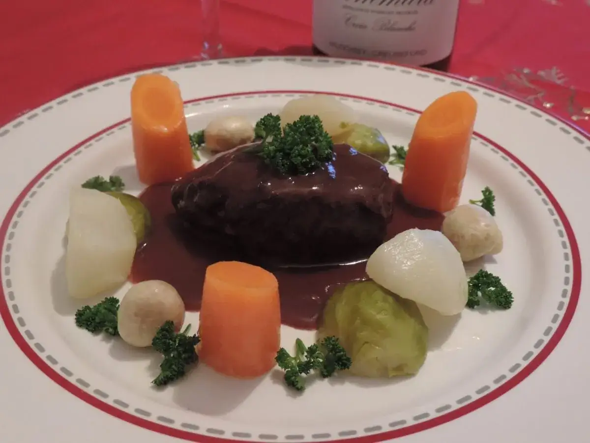 Un plat de joue de porc en sauce, accompagn&eacute; de carottes, navets, champignons et choux de Bruxelles. Une belle recette &agrave; d&eacute;couvrir.