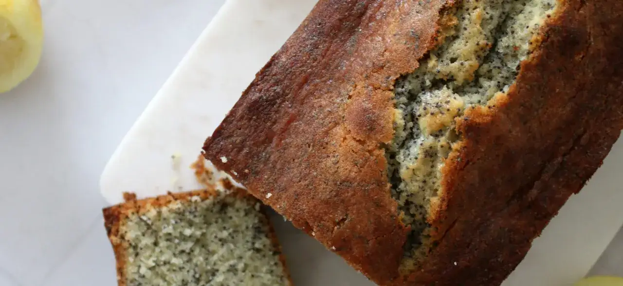 Gâteau aux graines de pavot, une recette facile et originale. La mie est moelleuse et parsemée de graines noires.
