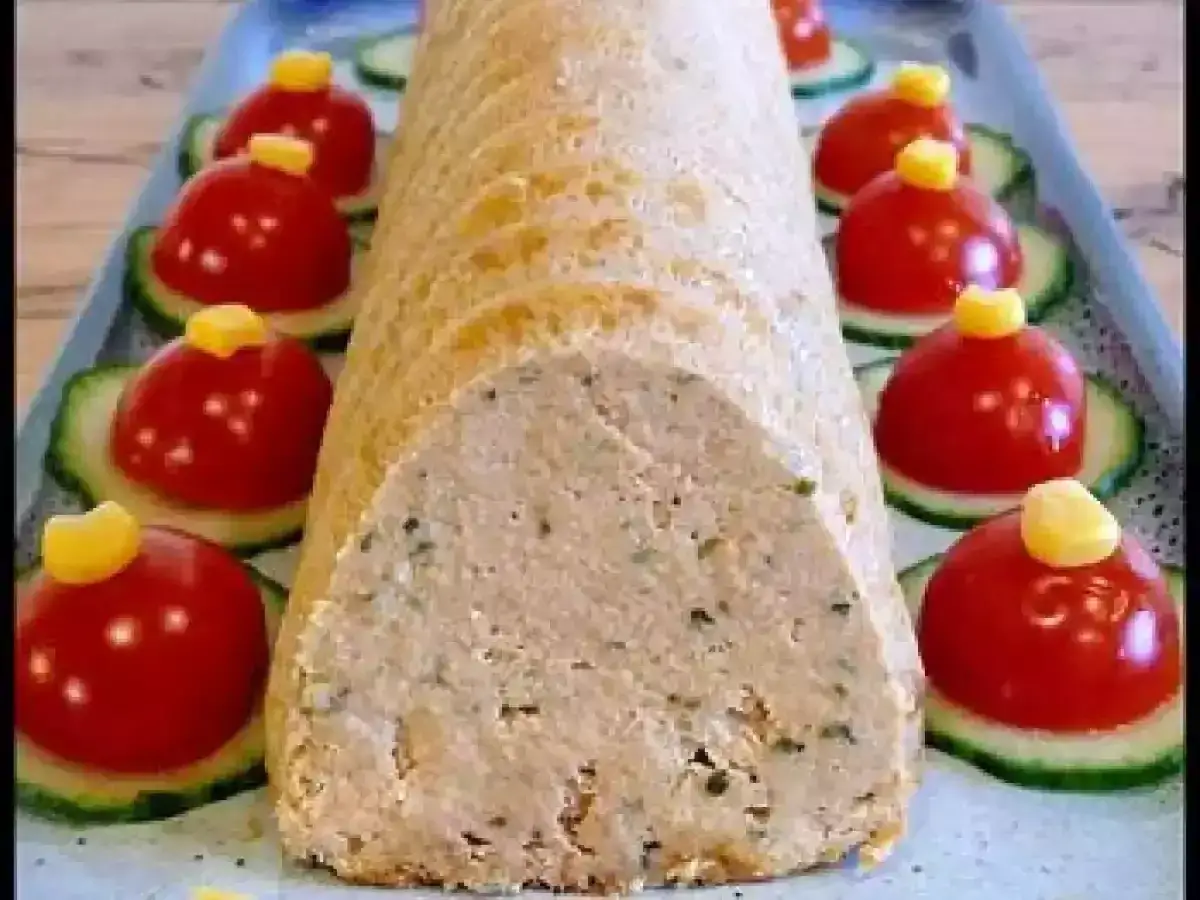 Pain de thon cr&egrave;me fra&icirc;che, servi en tranches avec des rondelles de concombre et des tomates cerises garnies.