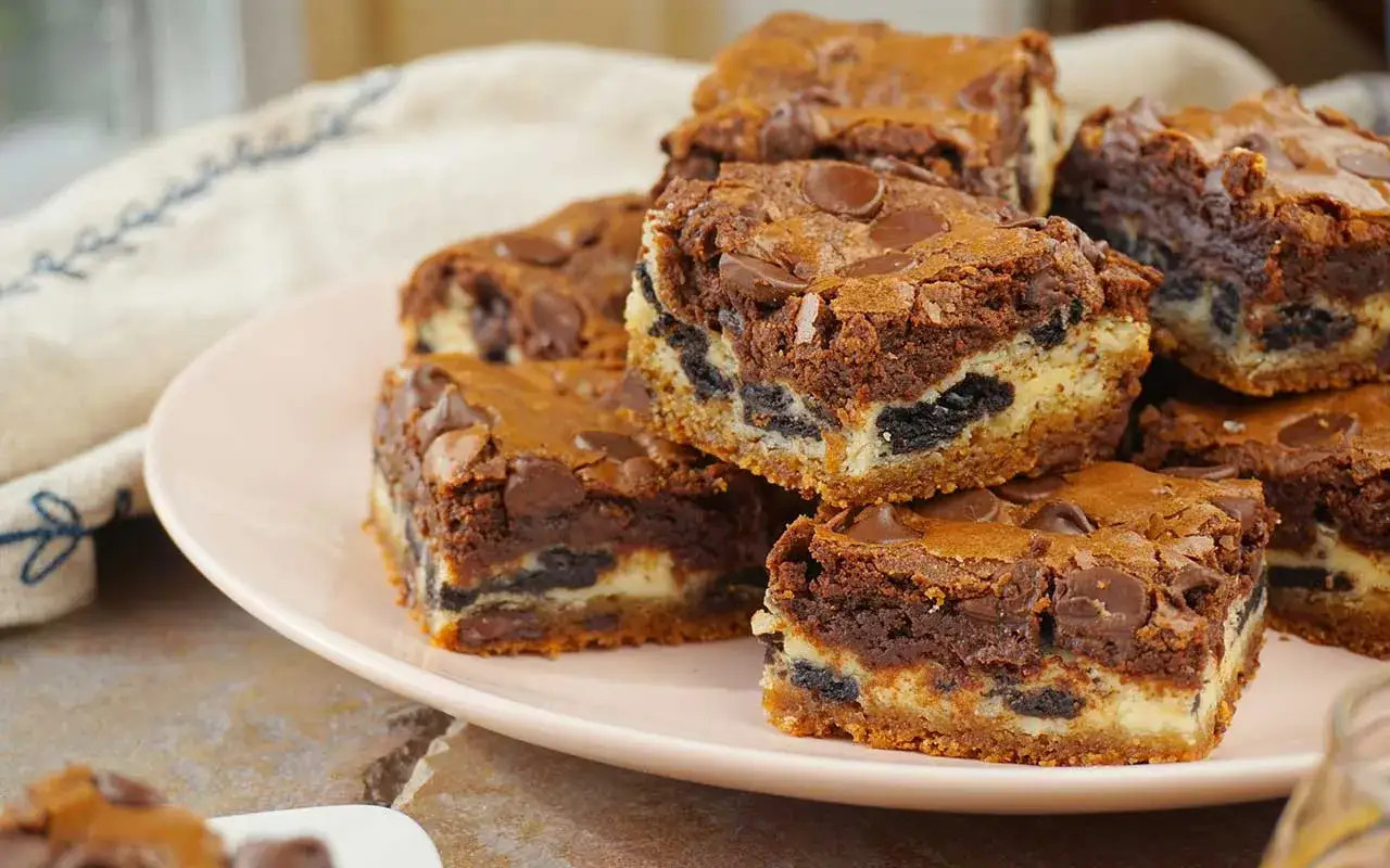 Délicieux brookies empilés sur une assiette rose, parfaits pour une recette gourmande.