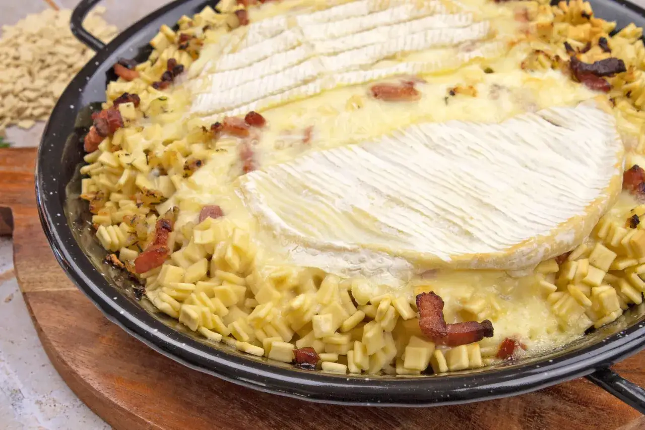 La croziflette savoyarde, un plat réconfortant avec des crozets, lardons et un fromage fondant.