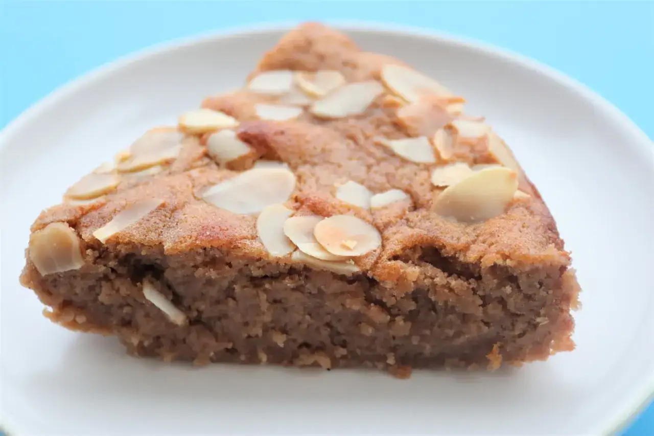Tranche de gâteau à la crème de marron, parsemée d'amandes effilées, une création gourmande signée Cyril Lignac.