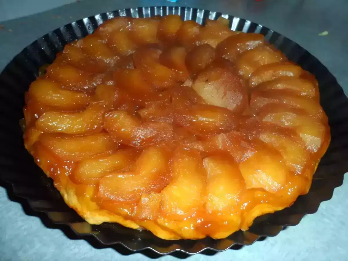 Tarte Tatin, dorée et caramélisée, prête à être dégustée après sa cuisson parfaite.