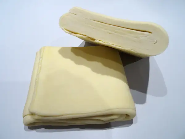 Deux blocs de pâte feuilletée prêts à être transformés en délices croustillants.