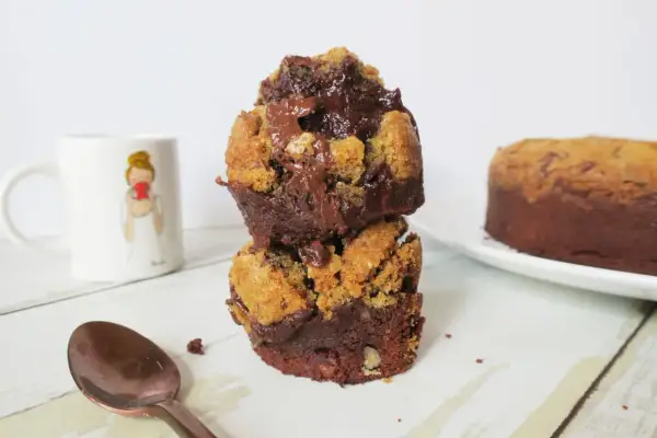 Deux délicieux brookie empilés, un délice chocolaté. Une tasse et une cuillère à proximité pour une pause gourmande.