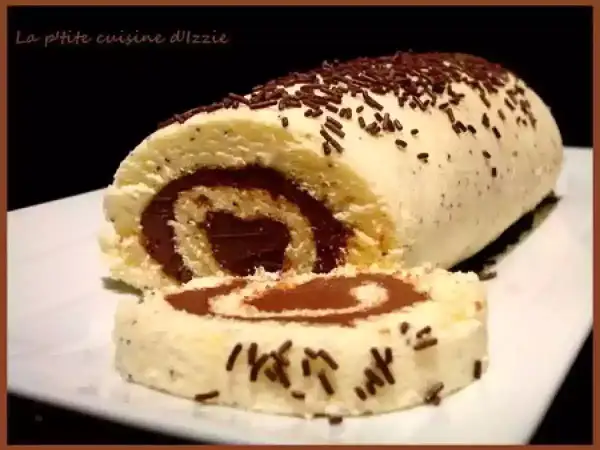Un délicieux roulé au Nutella, garni de crème légère et saupoudré de vermicelles au chocolat. Un vrai régal pour les gourmands !