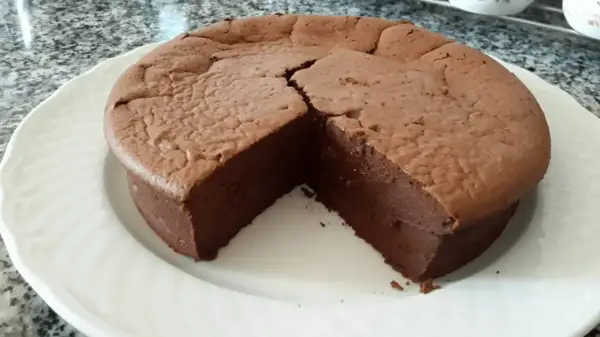 Un gâteau d'anniversaire facile et bluffant, un fondant au chocolat intense et moelleux, prêt à être dégusté.