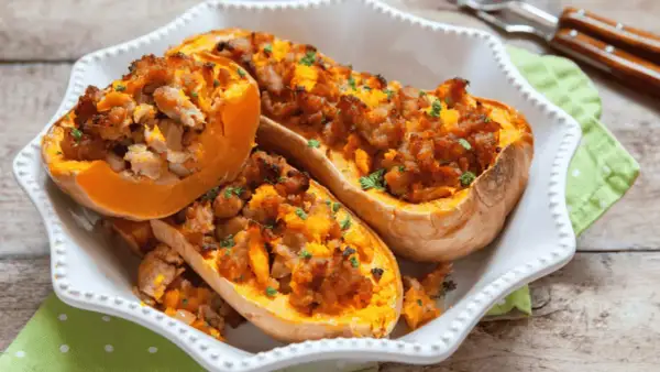 Courges butternut farcies à la saucisse, préparées à l'air fryer. Un délice automnal.
