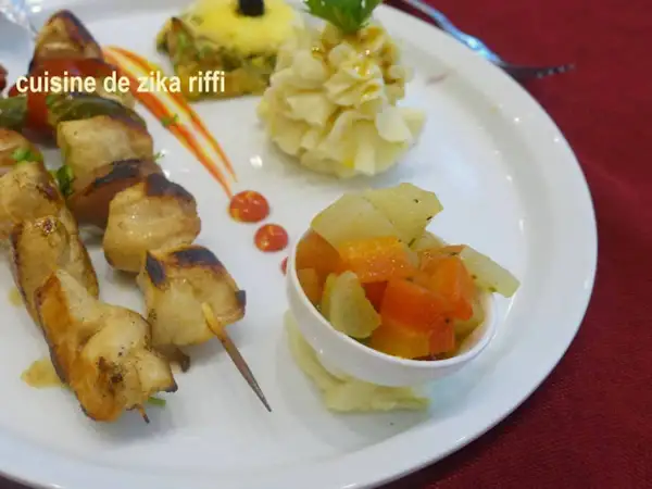 Un délicieux accompagnement brochette de poulet grillé, servi avec purée et légumes croquants.