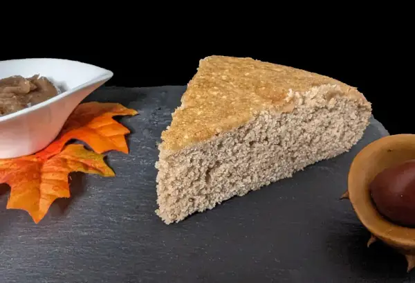 Tranche de gâteau à la crème de marron, inspiré par Cyril Lignac, avec une coupelle de crème et une feuille d'automne.