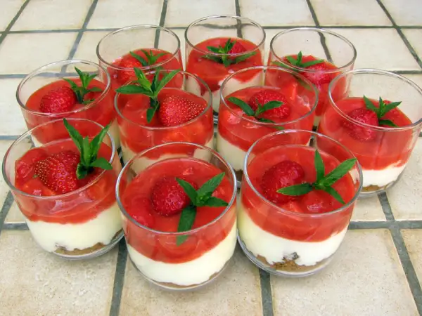 Douze verrines de tiramisu fraise spéculoos, garnies de fruits rouges et de menthe fraîche.
