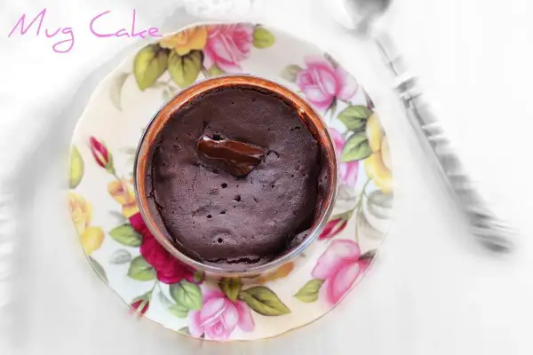 Un délicieux mug cake au chocolat, prêt en un clin d'œil. Une recette facile pour un plaisir gourmand.