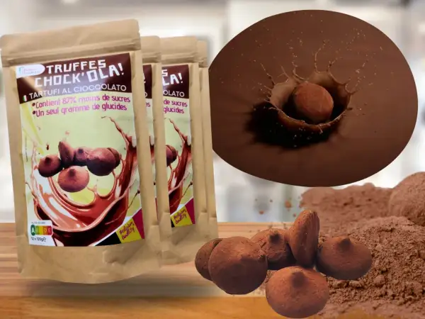 Truffes chocolat professionnelles, emballées et en vrac, avec une truffe tombant dans du chocolat fondu.