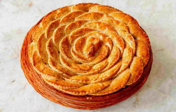 La galette des rois de Cédric Grolet, une œuvre d'art feuilletée en forme de rose, dorée à souhait.