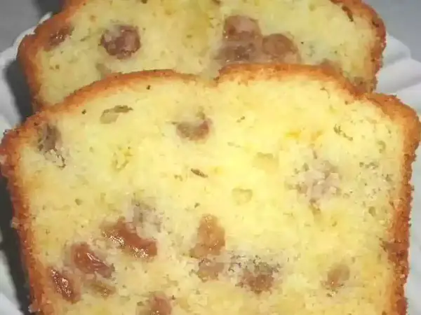 Tranches de cake aux raisins secs moelleux, parfaites pour une recette gourmande.