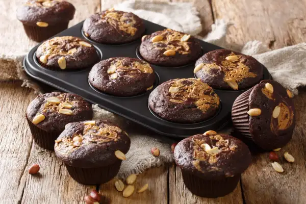 Douceurs chocolatées au beurre de cacahuète, parsemées de cacahuètes, prêtes à être dégustées.