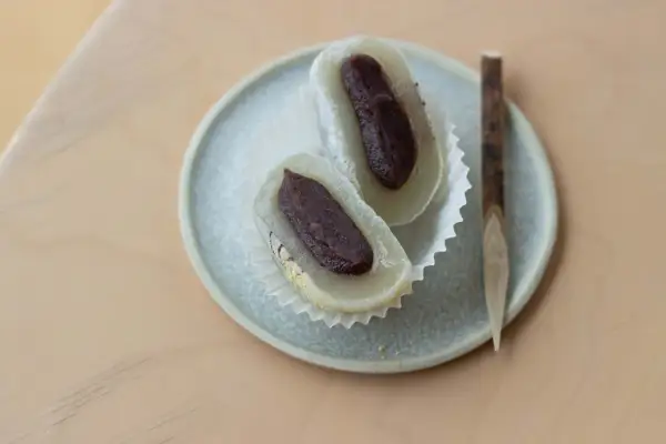 Deux mochis à la pâte de haricots rouges, prêts à être dégustés. Une délicieuse mochi recette à essayer.